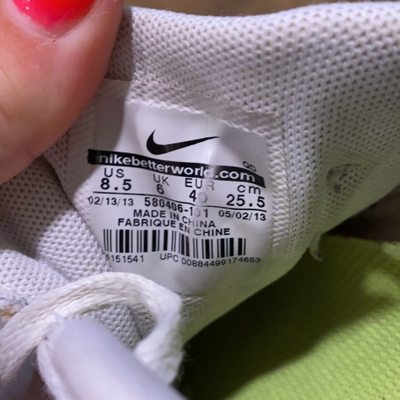 Nike Free Runs - Picture 2 of 4